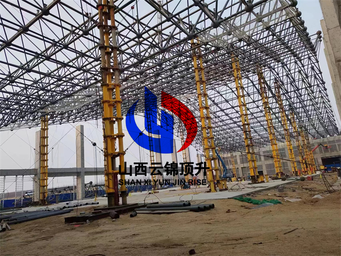 山东招远高铁站网架顶升到位